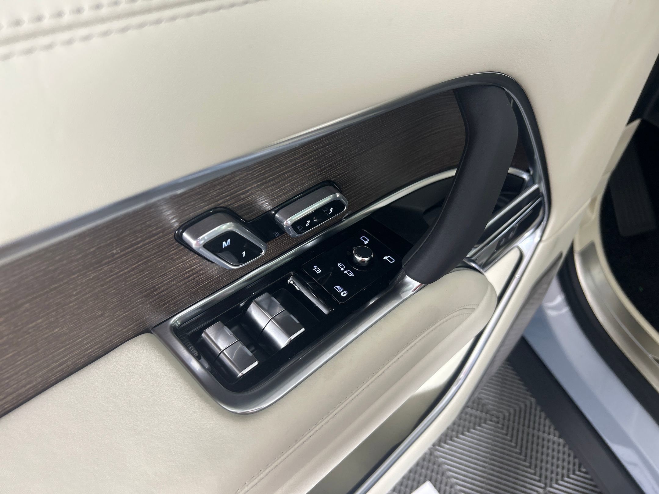 New 2025 Land Rover Range Rover Long Wheelbase Autobiography image 10