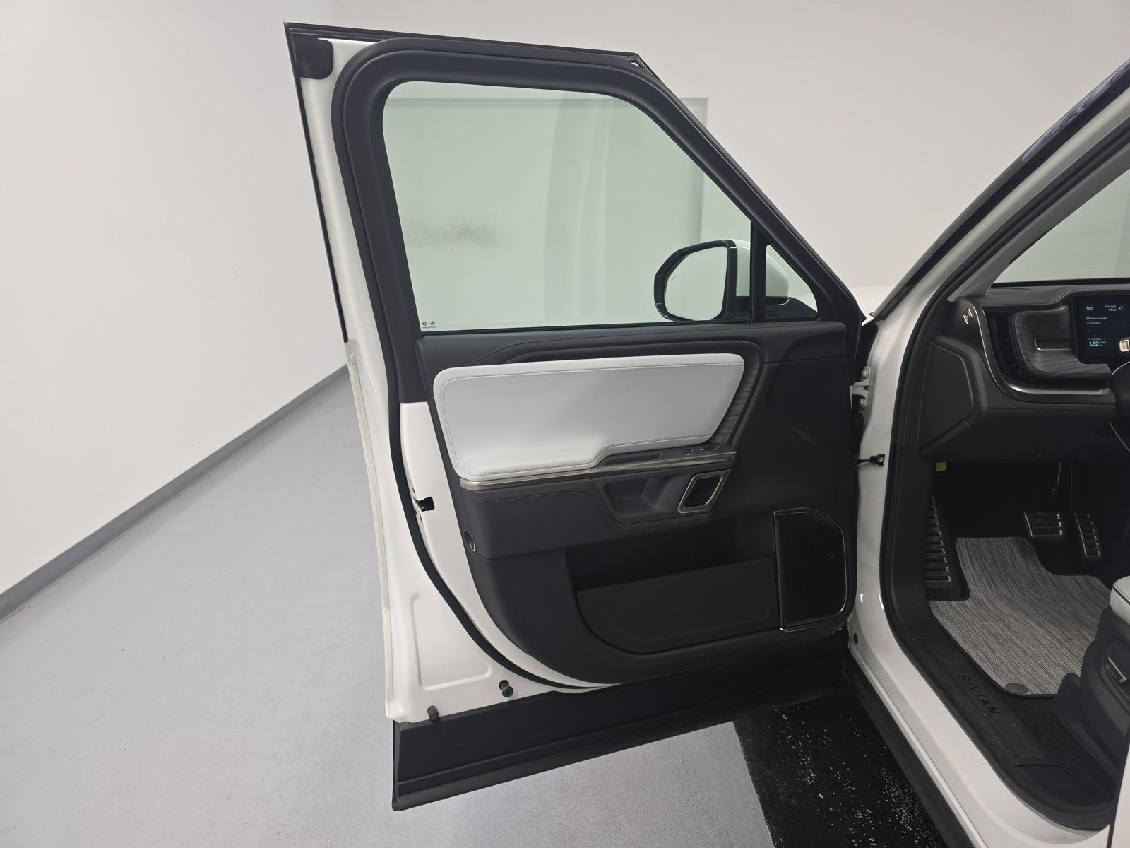 Used 2023 Rivian R1T Adventure AWD/4WD image 16