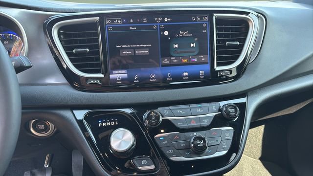 Used 2025 Chrysler Pacifica Select image 25