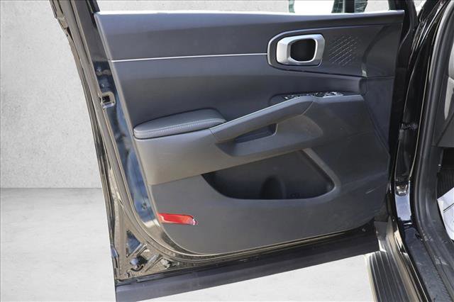 Used 2025 Kia Sorento LX FWD image 12