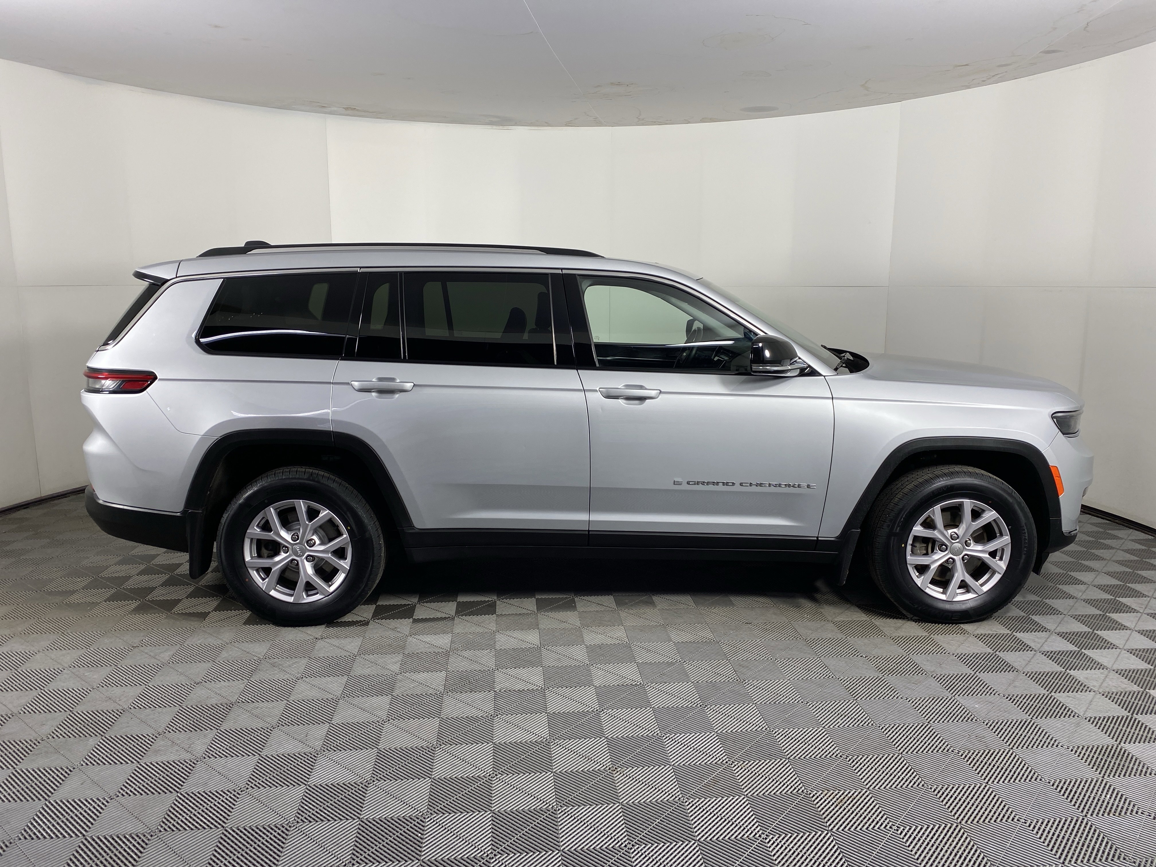 Used 2022 Jeep Grand Cherokee L Limited w/ MOPAR Finishing Package image 8