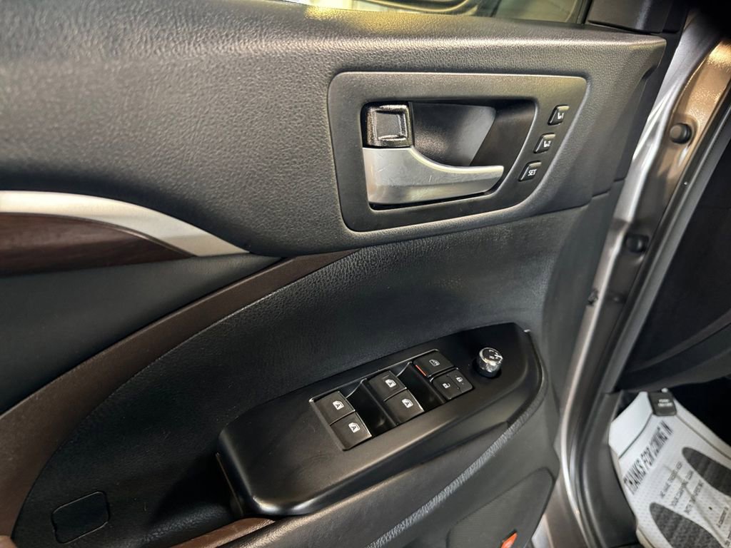 Used 2016 Toyota Highlander Limited image 14