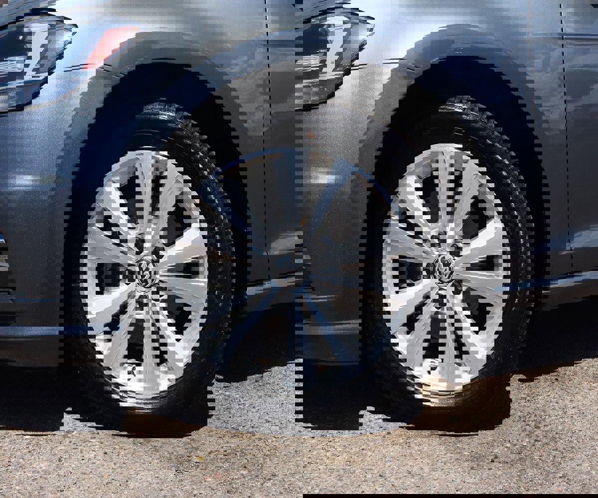 Used 2018 Volkswagen Golf SE image 5