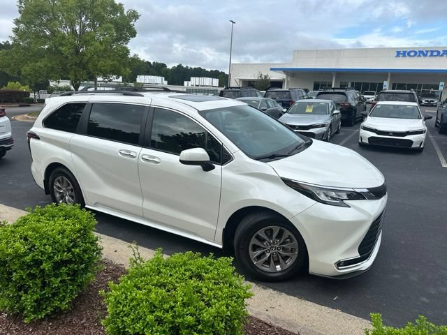Used 2021 Toyota Sienna XLE w/ XLE Plus Package FWD image 5