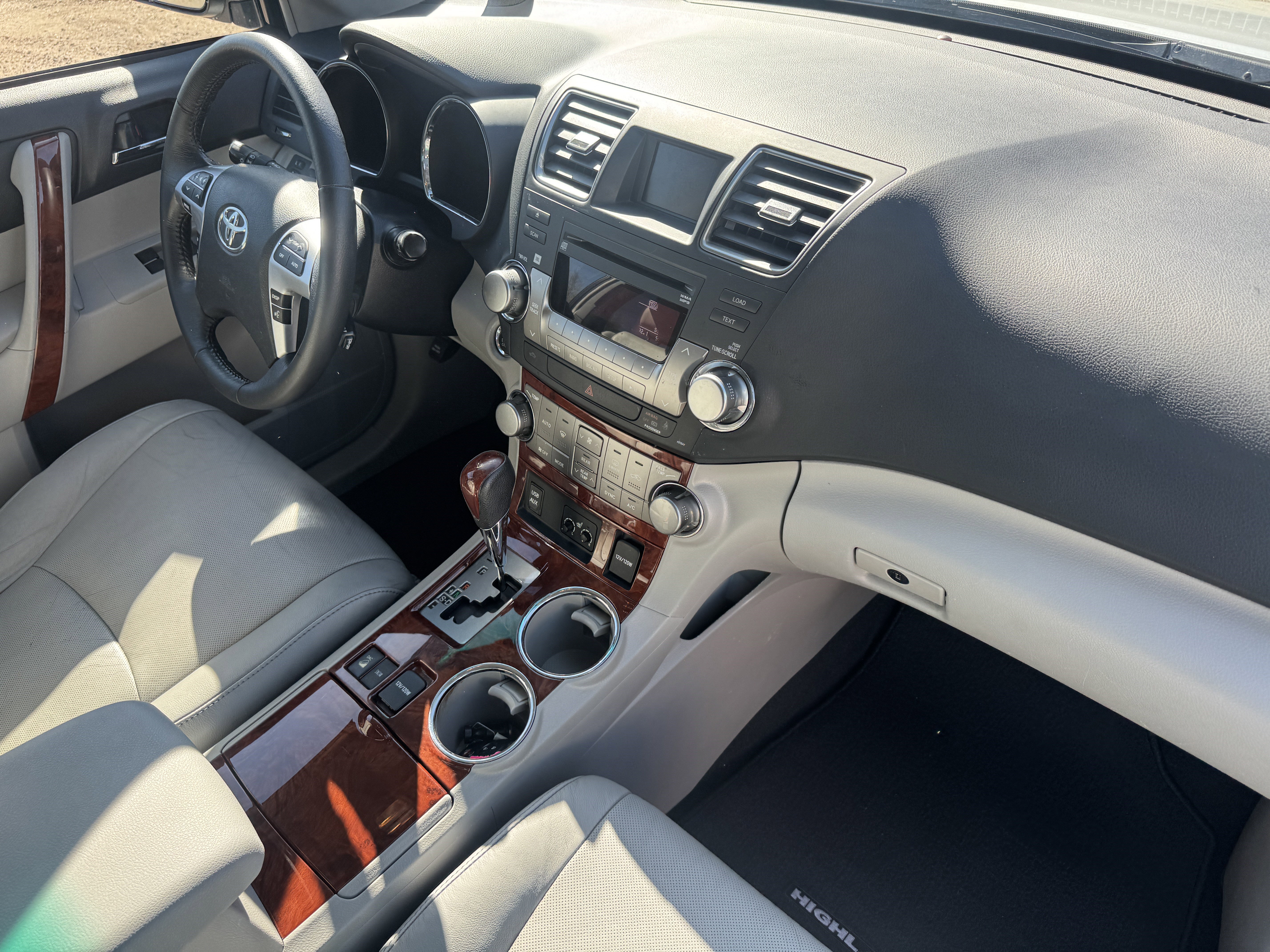 Used 2012 Toyota Highlander Limited w/ Tow Pkg image 20