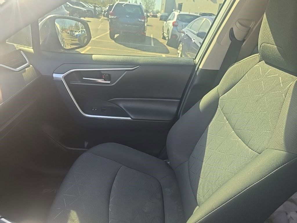 Used 2021 Toyota RAV4 XLE w/ Convenience Package image 19