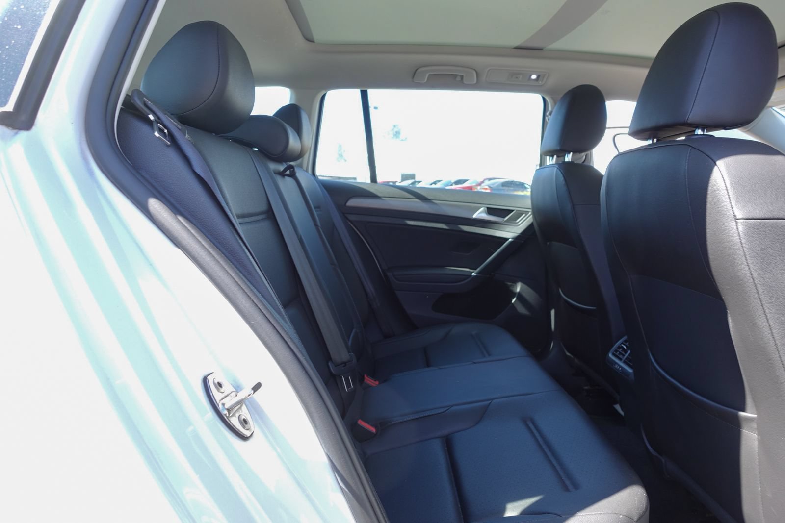 Used 2019 Volkswagen Golf SE FWD image 14