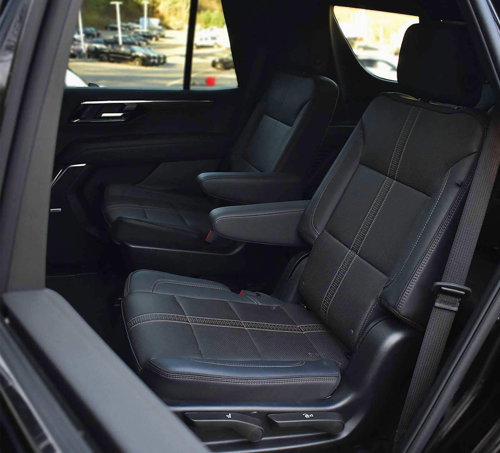 Used 2025 Chevrolet Tahoe High Country AWD/4WD image 12