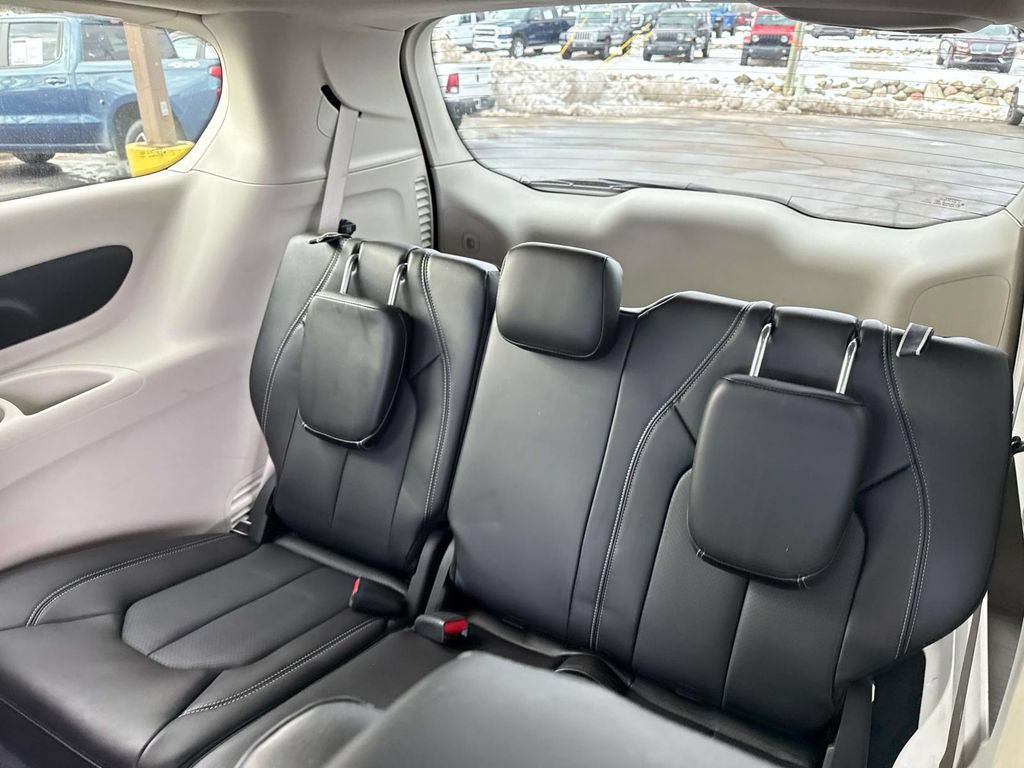 Used 2023 Chrysler Pacifica Touring-L AWD/4WD image 11