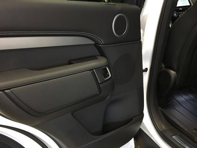 New 2024 Land Rover Discovery Dynamic SE image 23