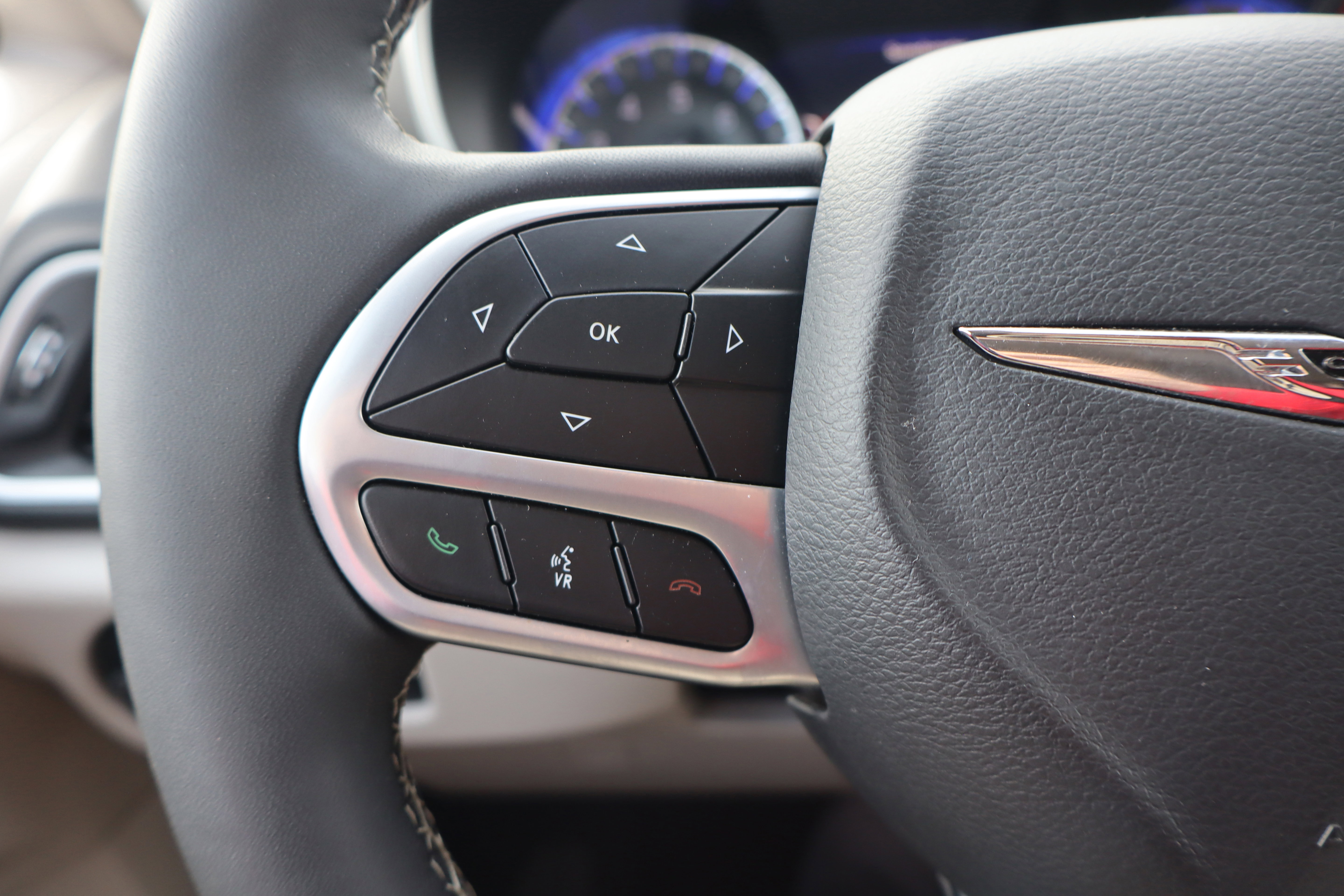 Used 2024 Chrysler Pacifica Touring-L image 18