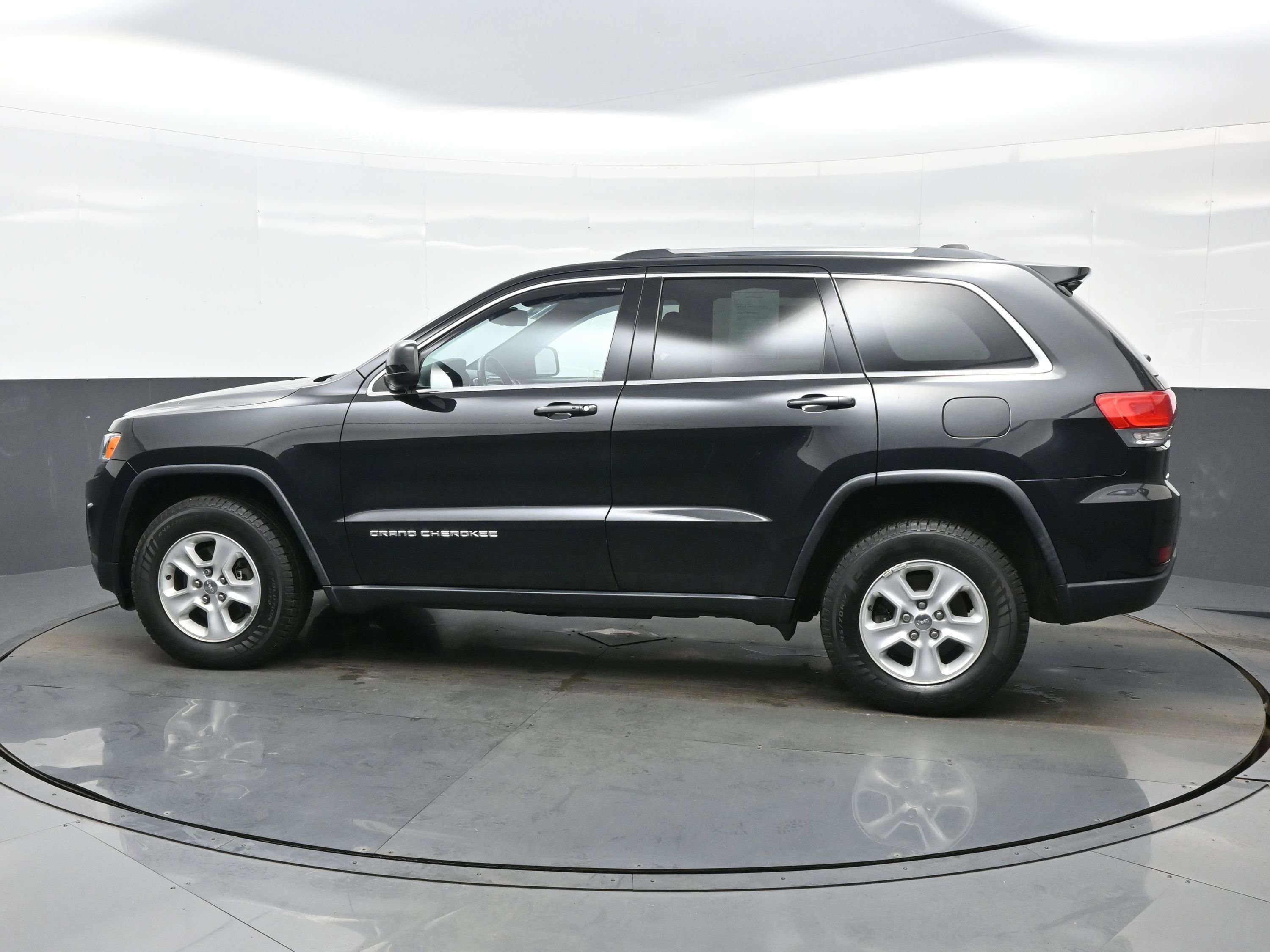 Used 2015 Jeep Grand Cherokee Laredo w/ Quick Order Package 23E image 3