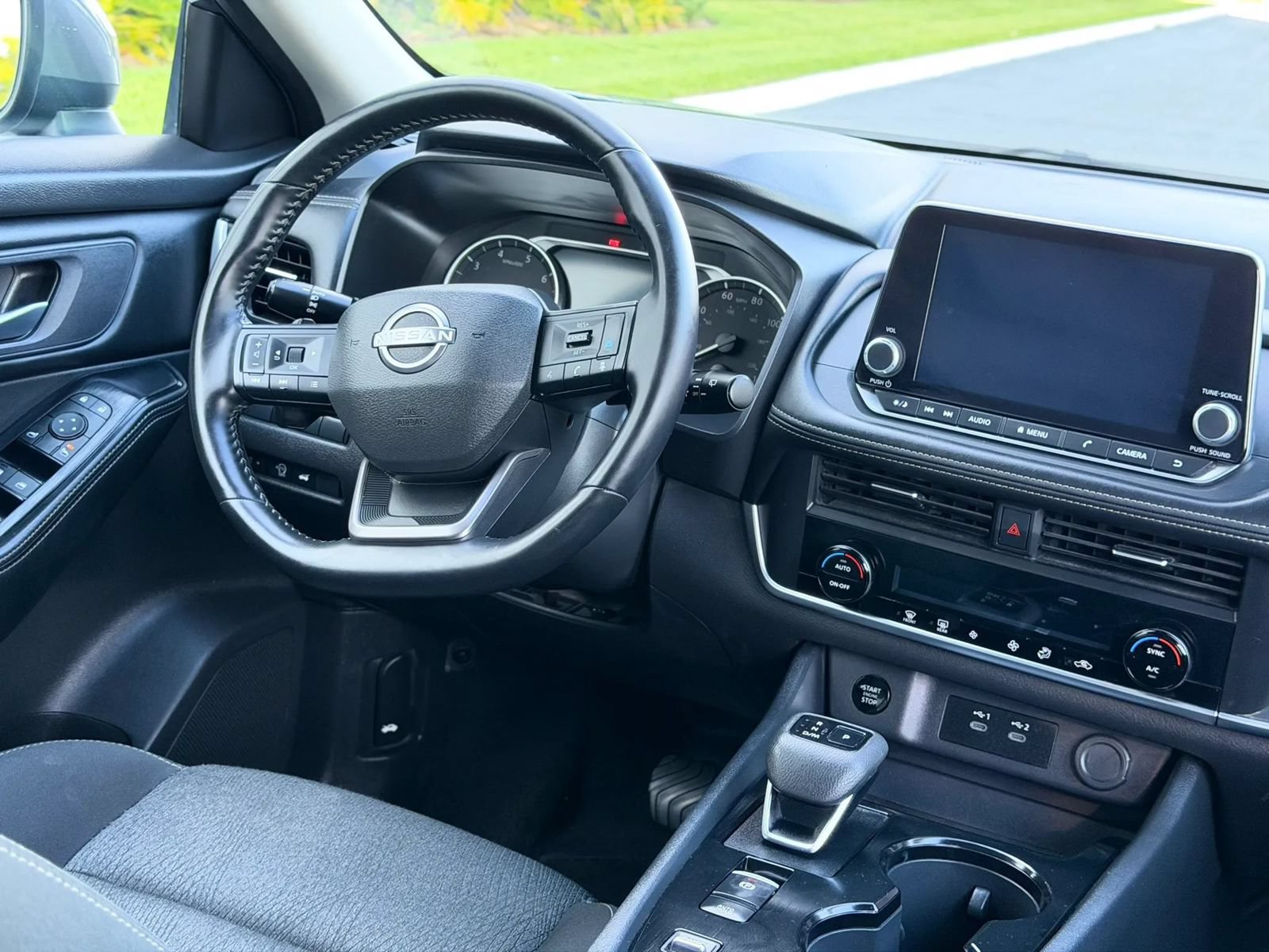 Used 2025 Nissan Rogue SV FWD image 29