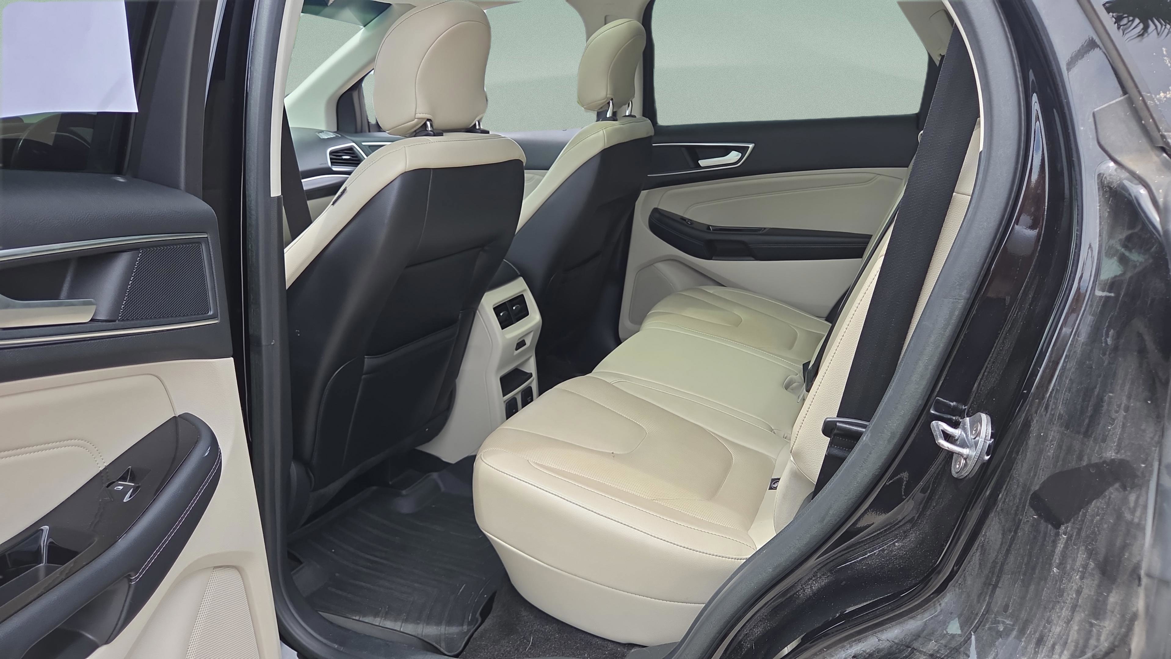 Used 2018 Ford Edge Titanium w/ Equipment Group 301A FWD image 11