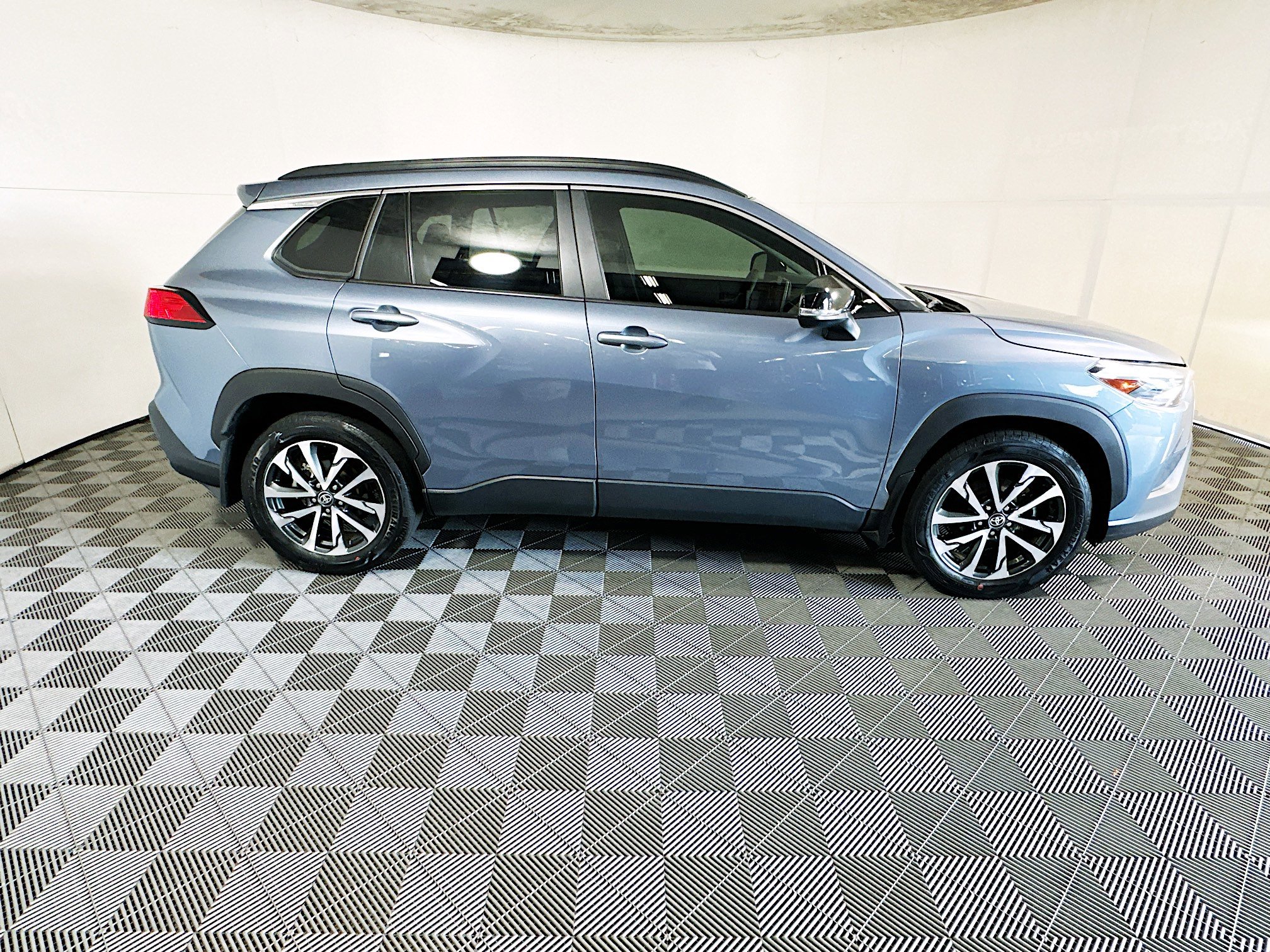 Used 2025 Toyota Corolla Cross XLE w/ Convenience Package AWD/4WD image 2