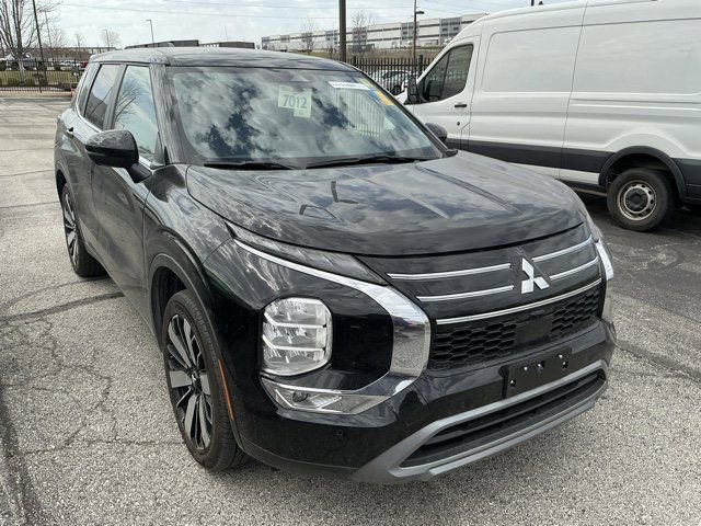 Used 2025 Mitsubishi Outlander SE image 3
