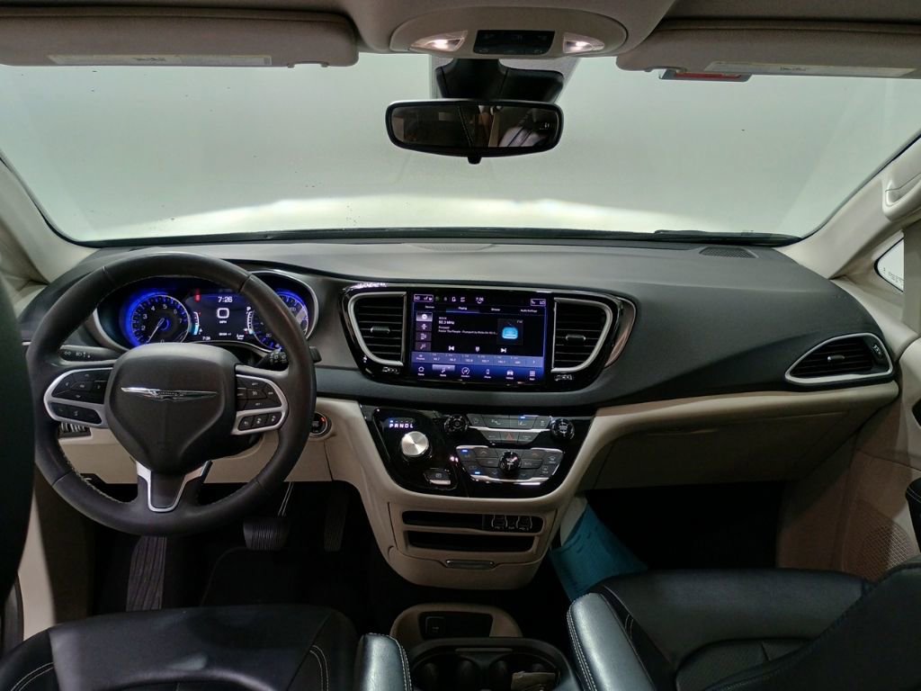 Used 2023 Chrysler Pacifica Touring-L image 13