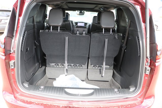 New 2023 Chrysler Pacifica Limited w/ Uconnect Theater Family Group image 38