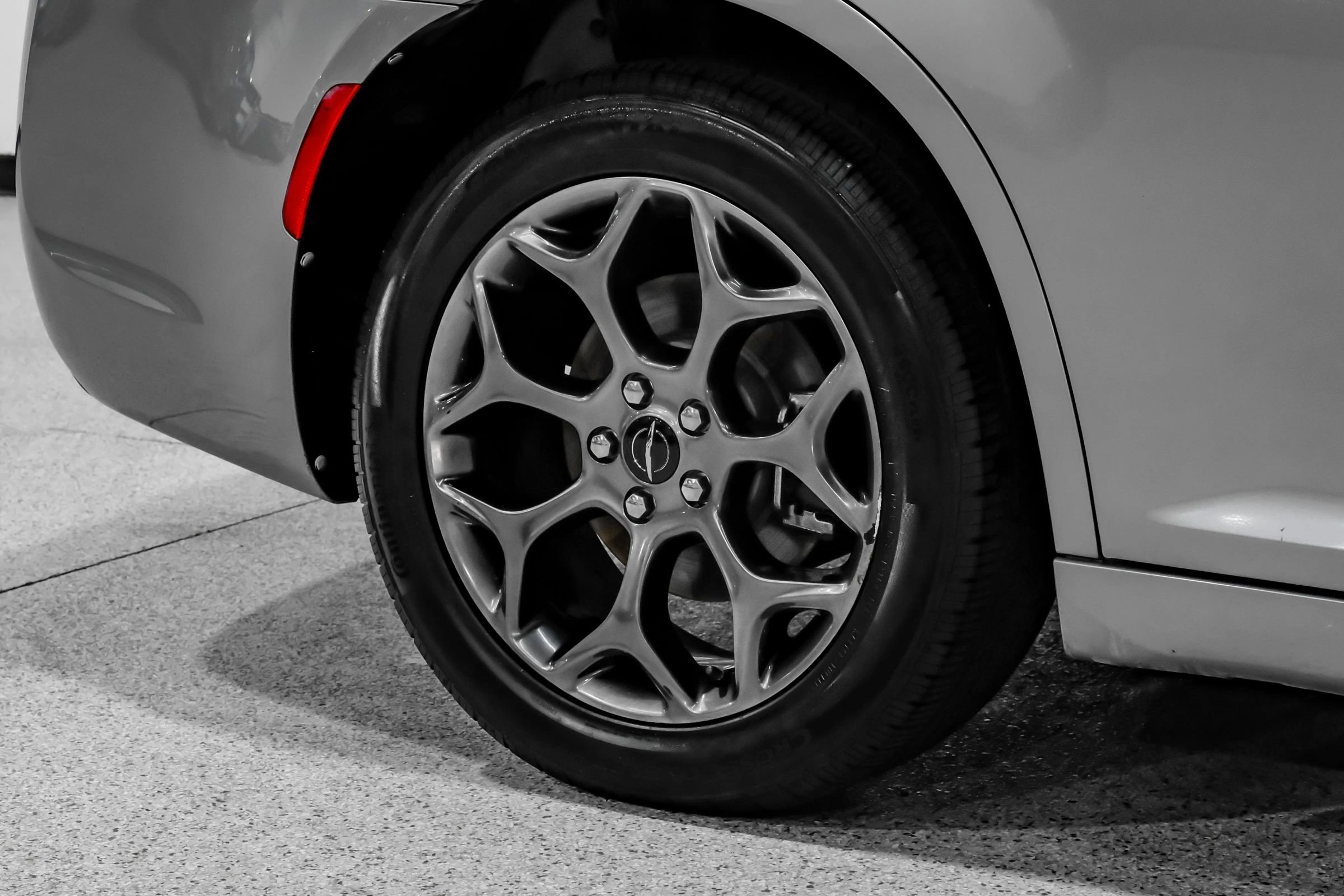 Used 2018 Chrysler 300 S AWD/4WD image 52