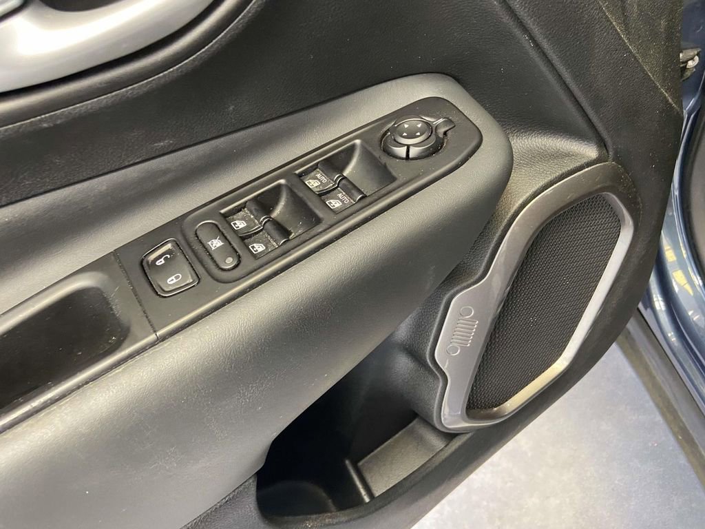 Used 2023 Jeep Renegade Latitude AWD/4WD image 17