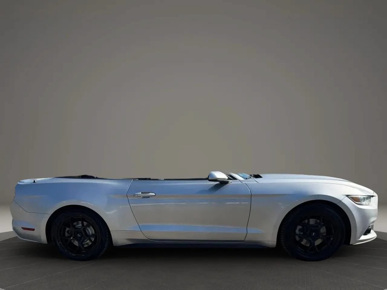 Used 2015 Ford Mustang Convertible w/ Equipment Group 051A RWD image 12