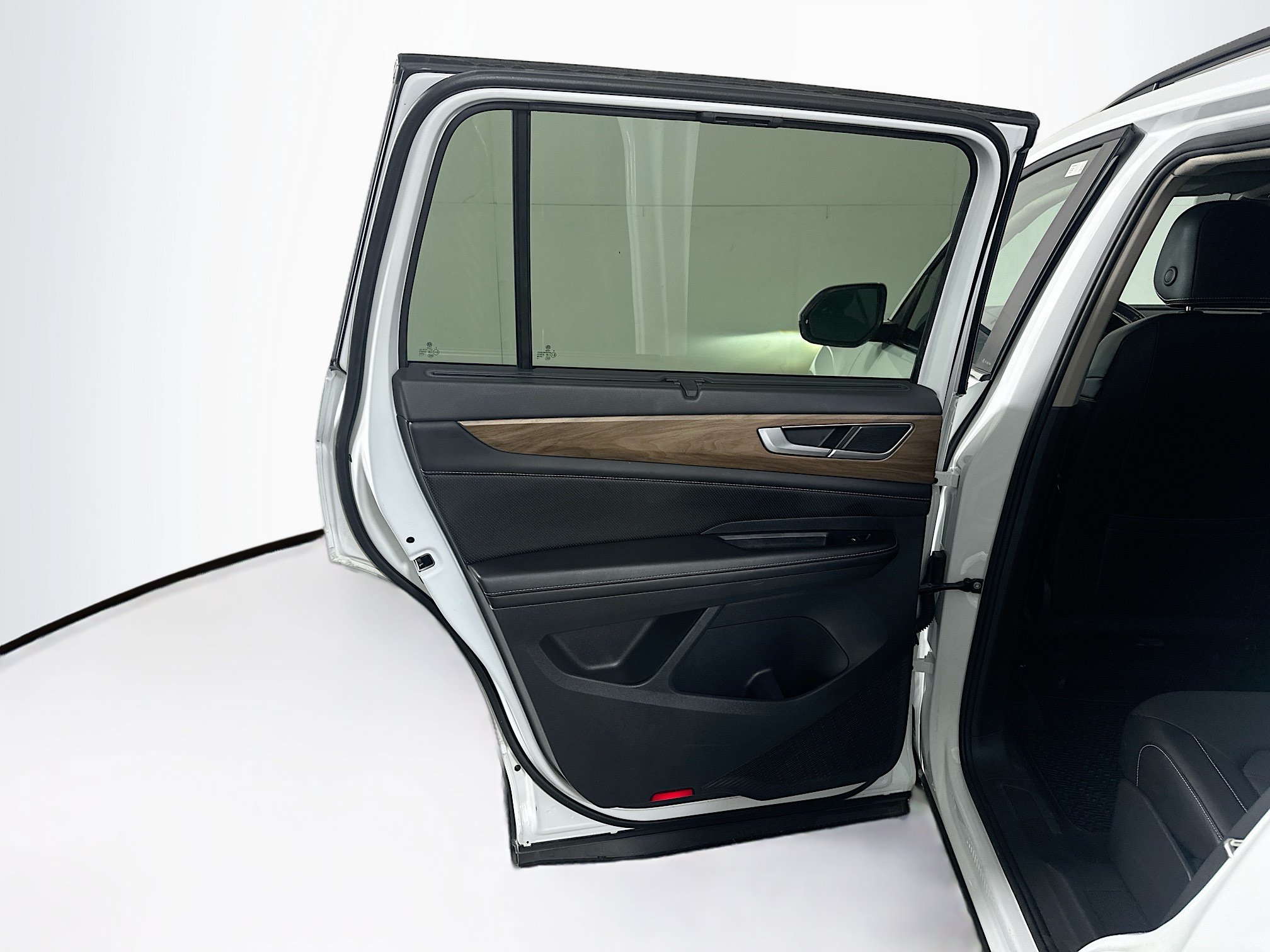 Used 2024 Volkswagen Atlas SE w/ Black Wheel Package FWD image 27