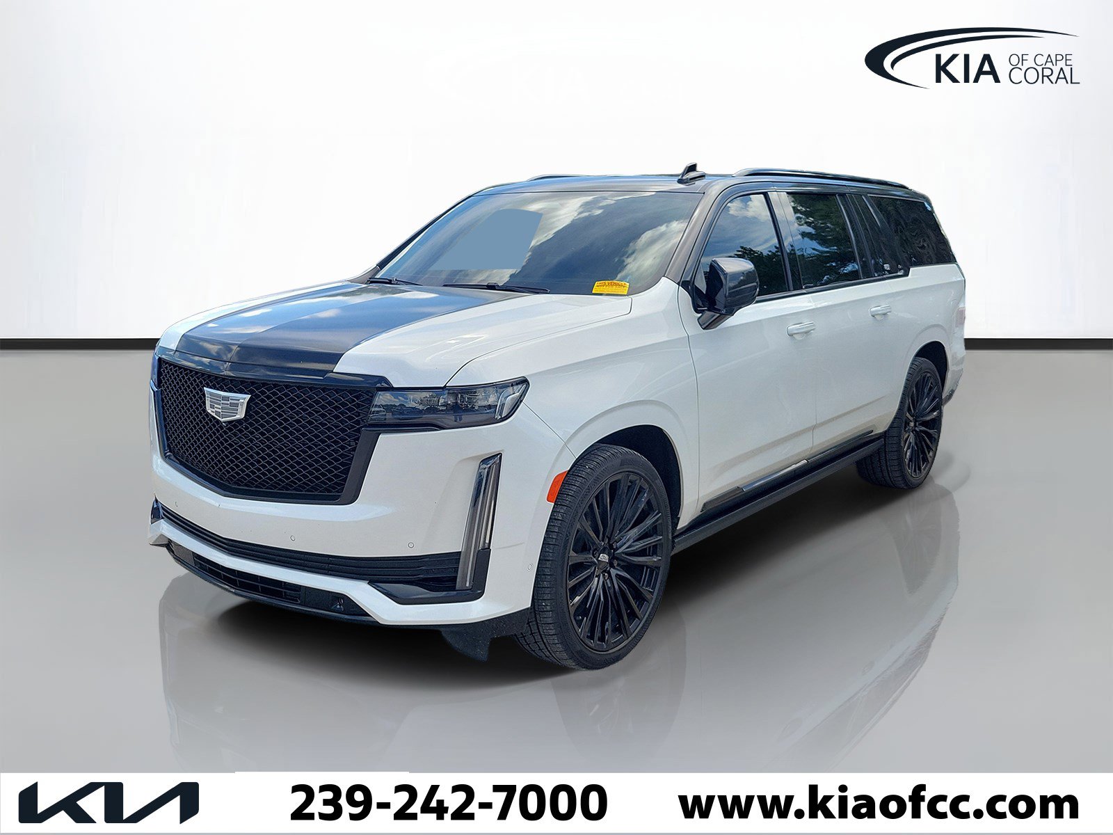 Used 2024 Cadillac Escalade ESV Sport Platinum w/ LPO, ONYX Package AWD/4WD image 3