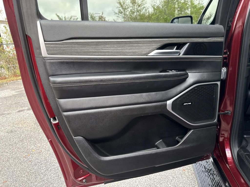 Used 2024 Jeep Wagoneer L Series II image 14