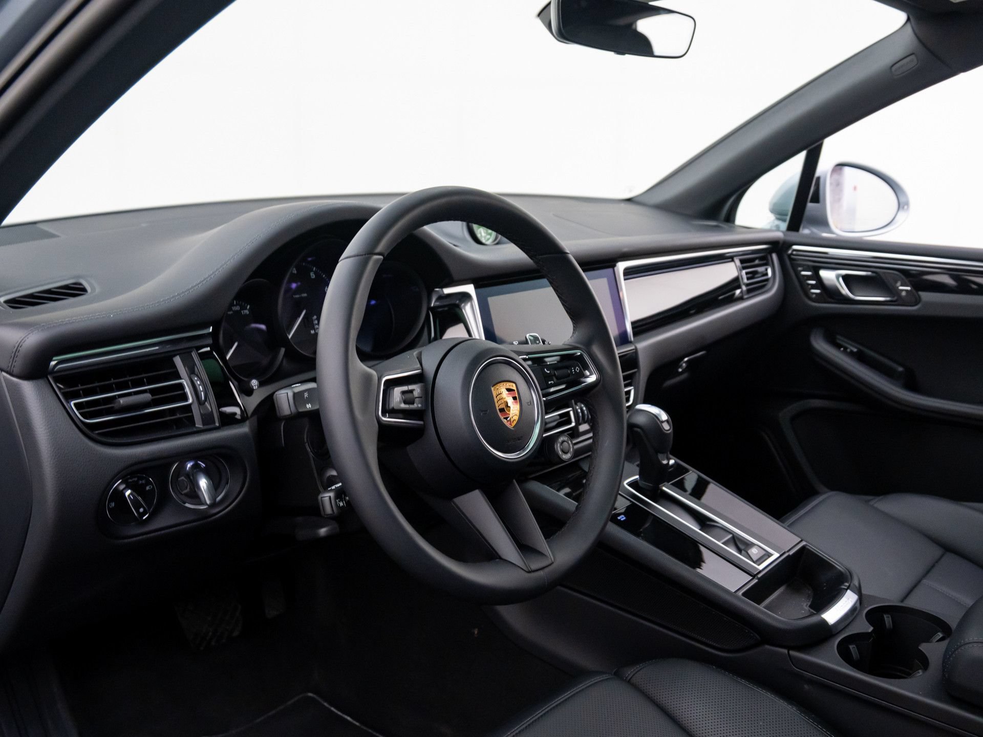 Certified 2026 Porsche Macan AWD/4WD image 4