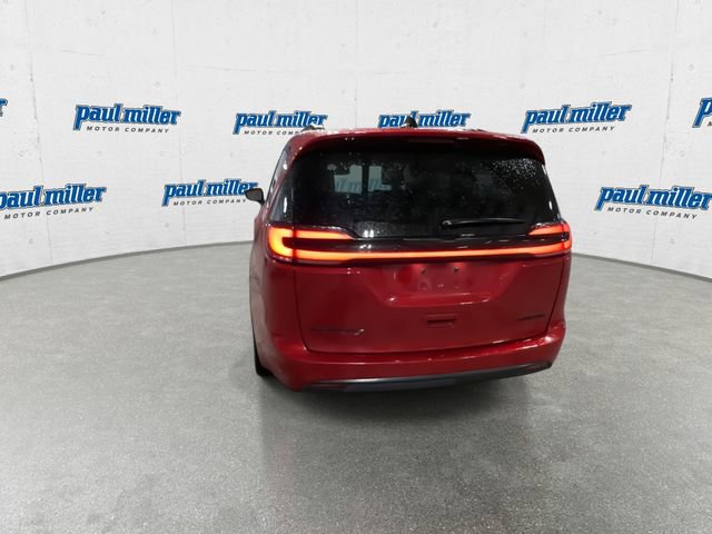 Used 2025 Chrysler Pacifica Limited image 10