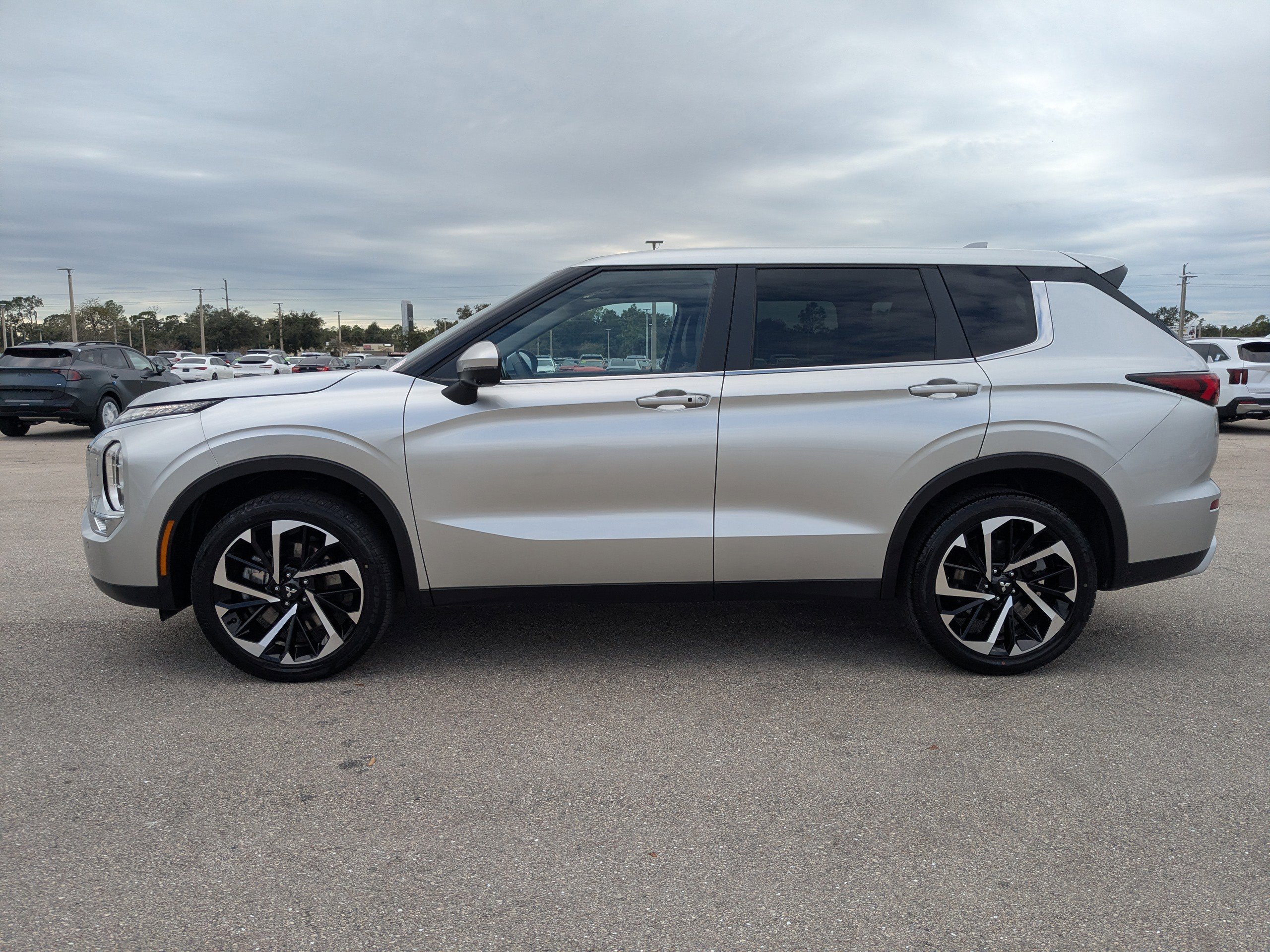 Used 2023 Mitsubishi Outlander SE image 8