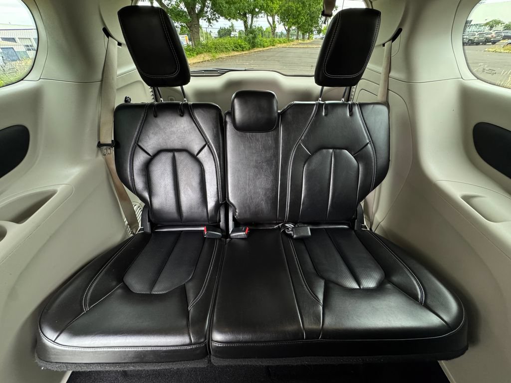 Used 2023 Chrysler Pacifica Touring-L FWD image 25