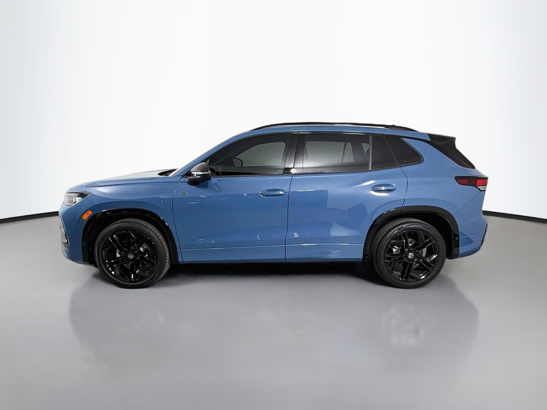 New 2026 Volkswagen Tiguan SE R-Line FWD image 8