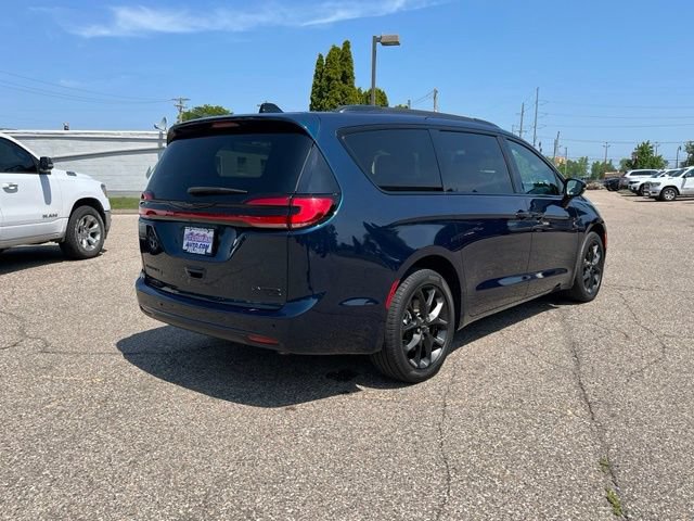 Used 2023 Chrysler Pacifica Limited w/ S Appearance Package AWD/4WD image 5