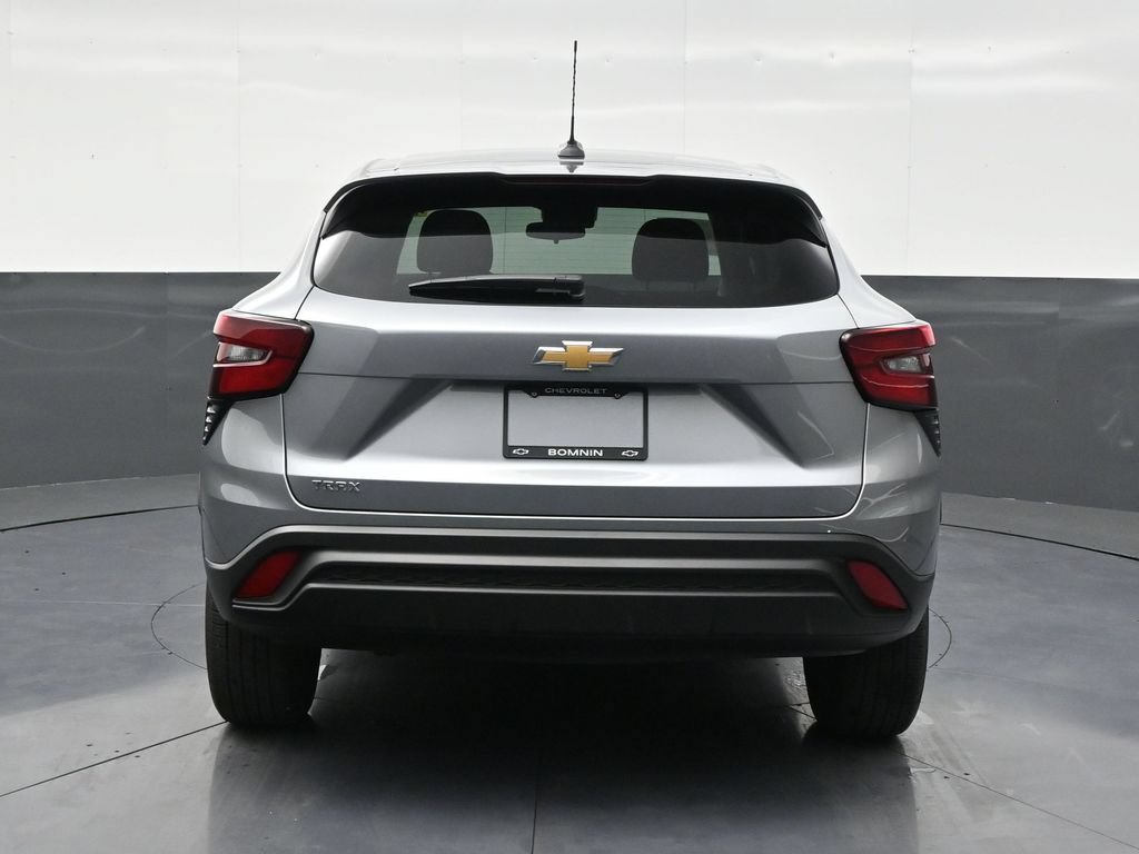 Used 2025 Chevrolet Trax LS FWD image 4