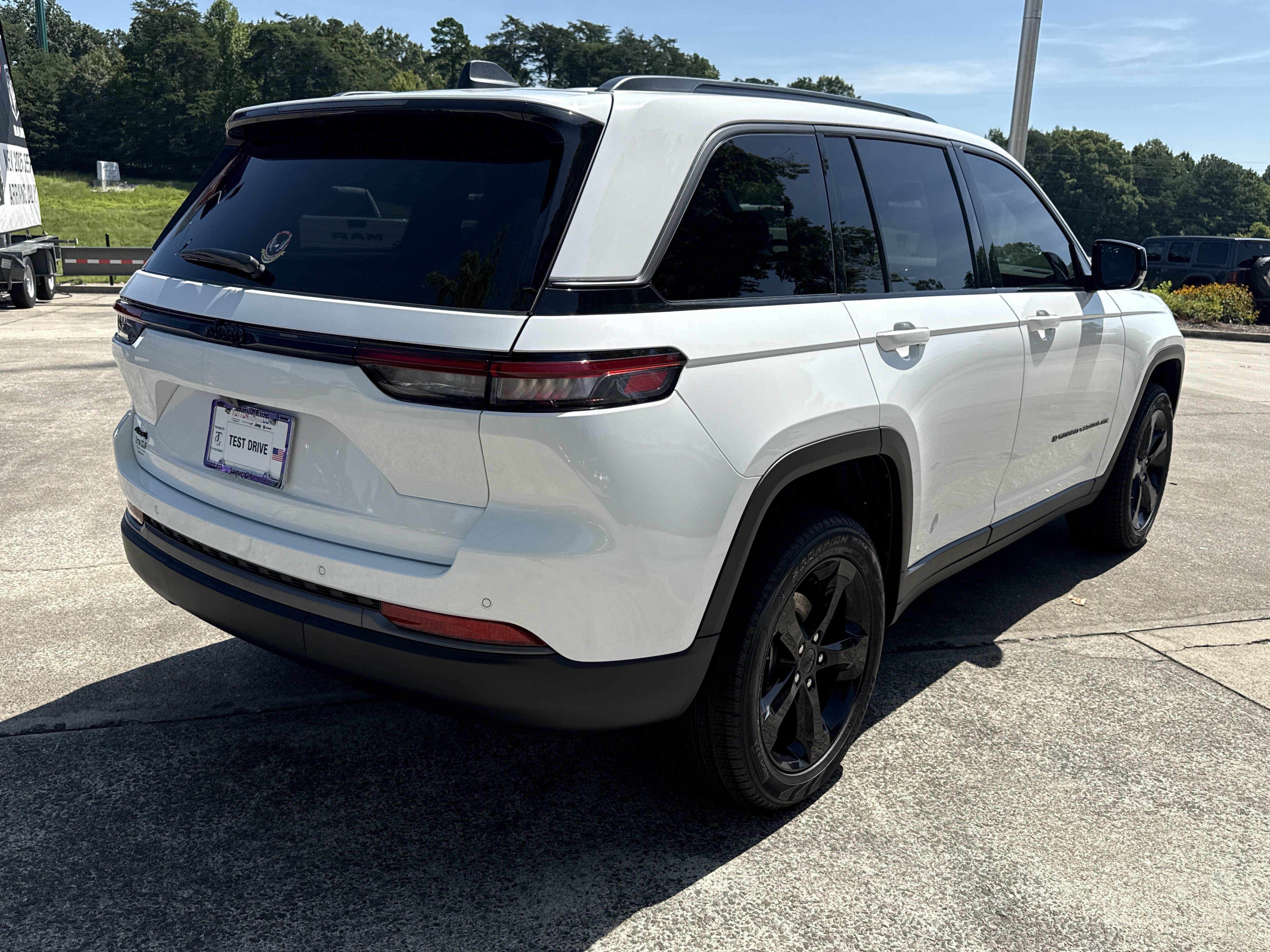 New 2026 Jeep Grand Cherokee Limited w/ Limited Altitude Package AWD/4WD image 7
