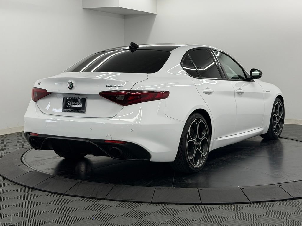 Used 2023 Alfa Romeo Giulia Veloce RWD image 10