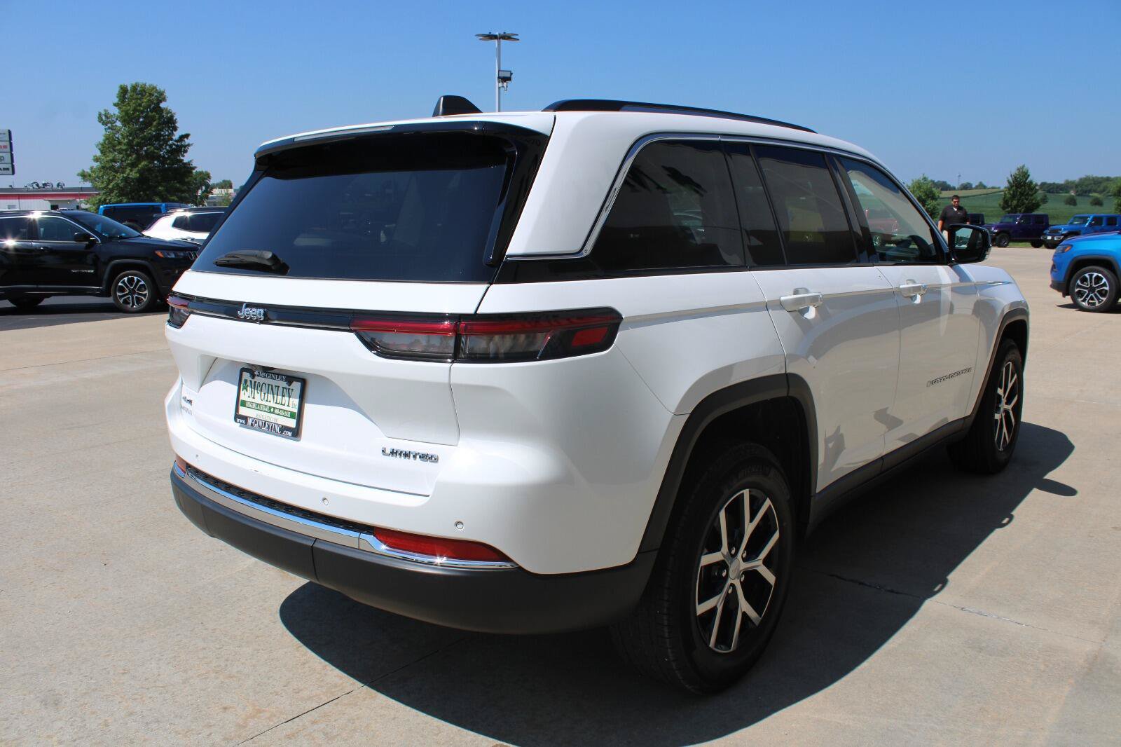 Used 2023 Jeep Grand Cherokee Limited AWD/4WD image 7