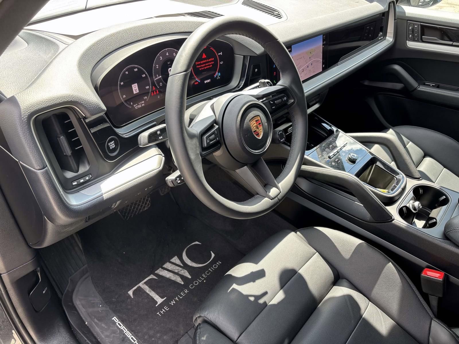 Used 2025 Porsche Cayenne AWD/4WD image 25