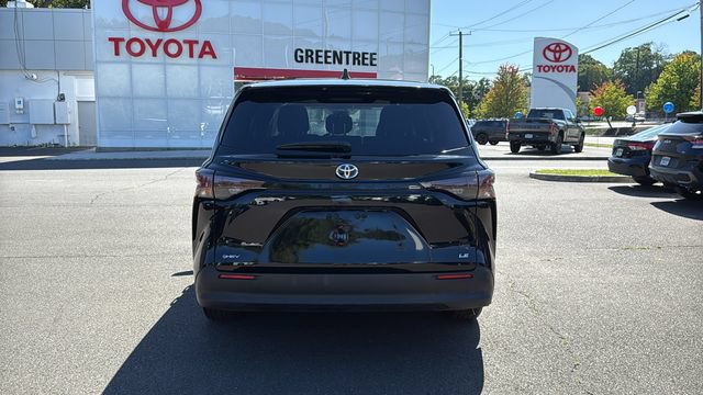 Certified 2025 Toyota Sienna LE FWD image 5
