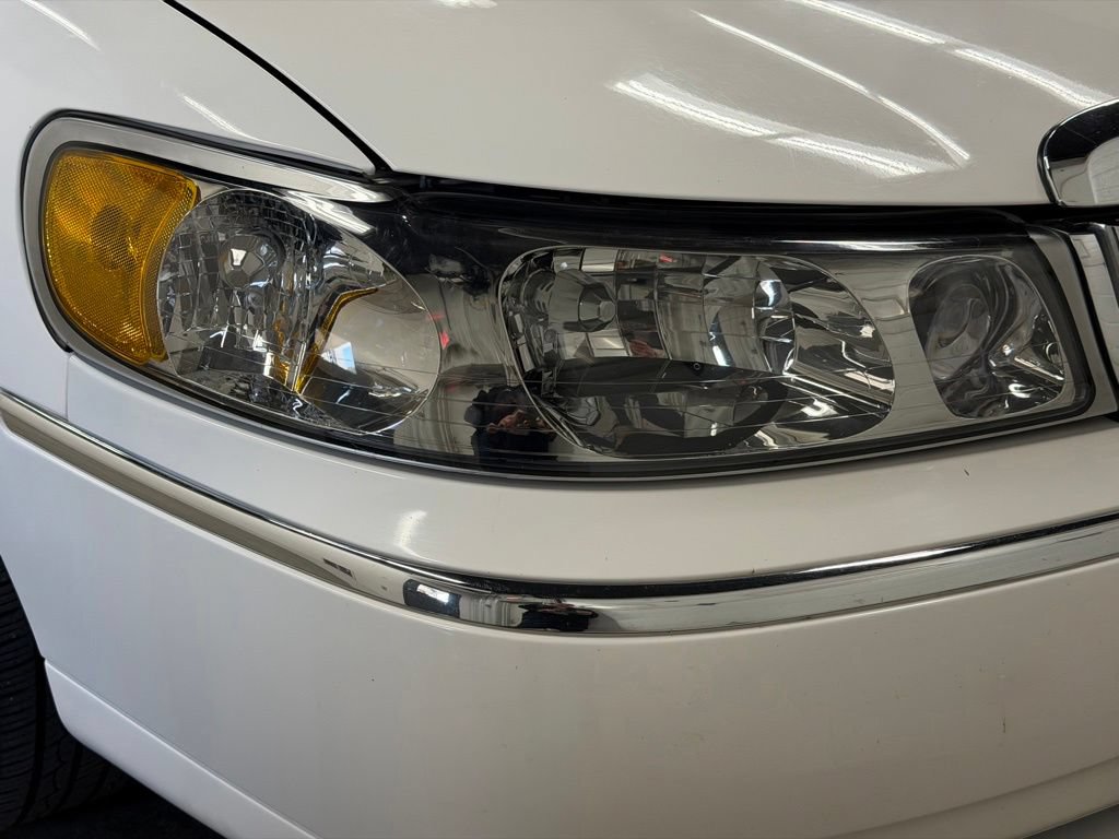 Used 2000 Lincoln Town Car Executive RWD image 9