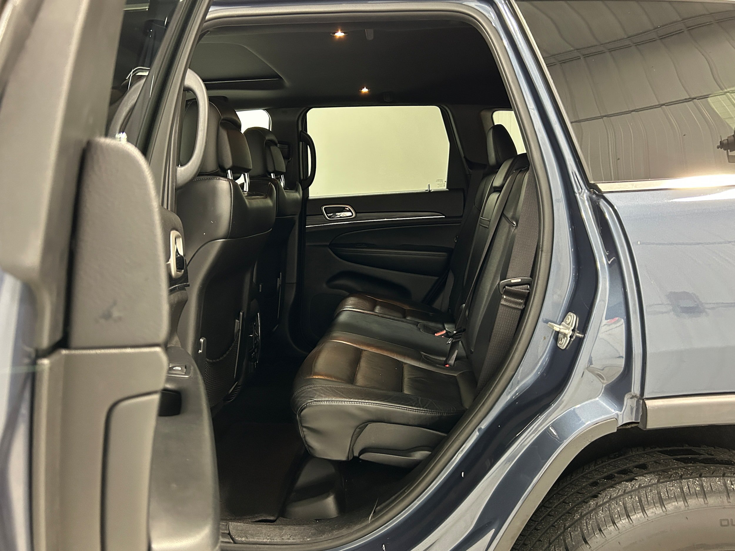 Used 2020 Jeep Grand Cherokee Limited AWD/4WD image 31