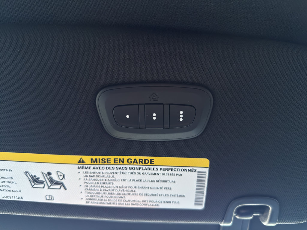 Used 2025 Chrysler Pacifica Limited FWD image 35