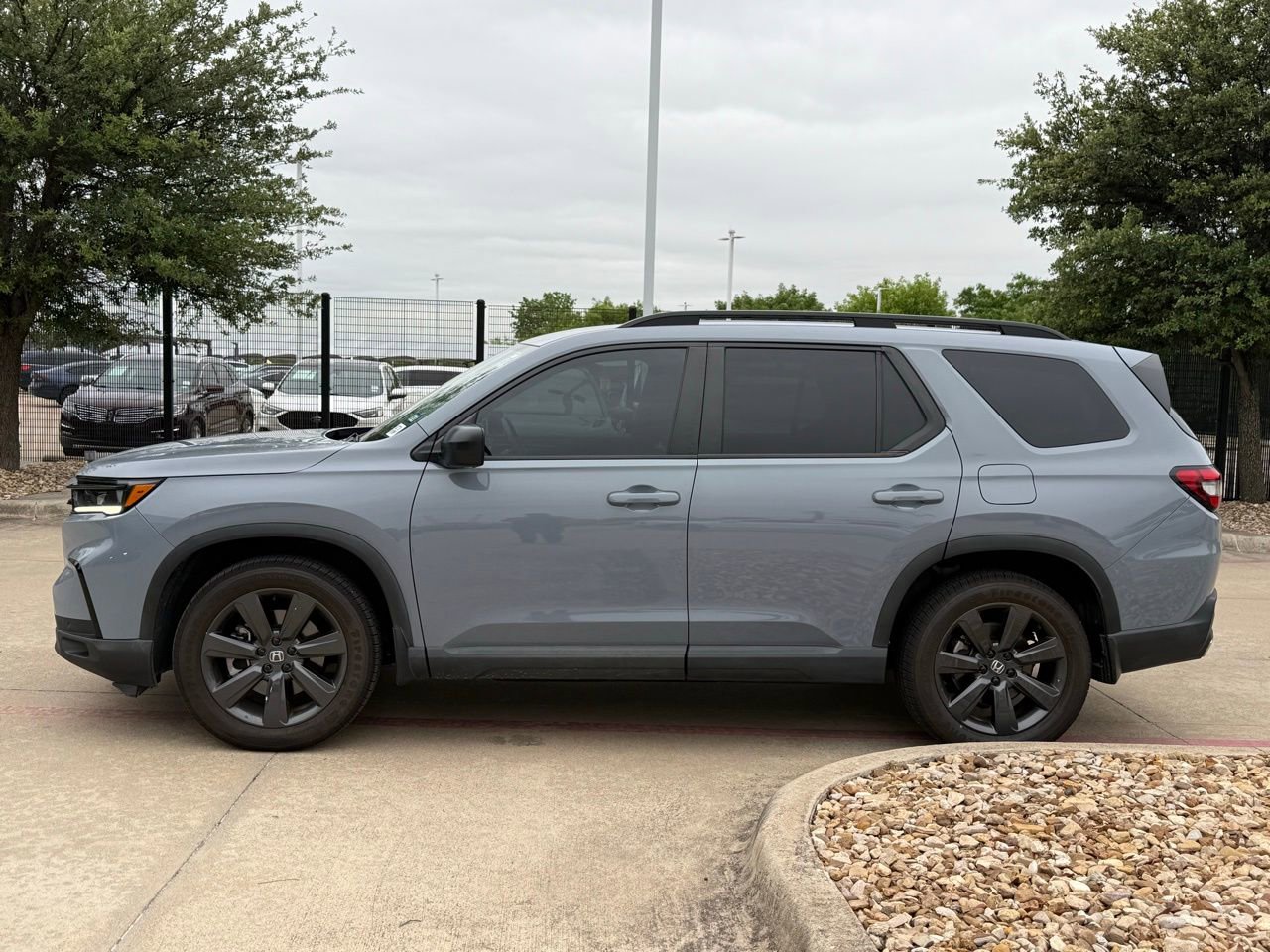 Used 2024 Honda Pilot Sport image 2