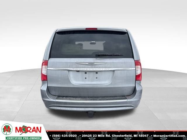 Used 2013 Chrysler Town & Country Touring image 4