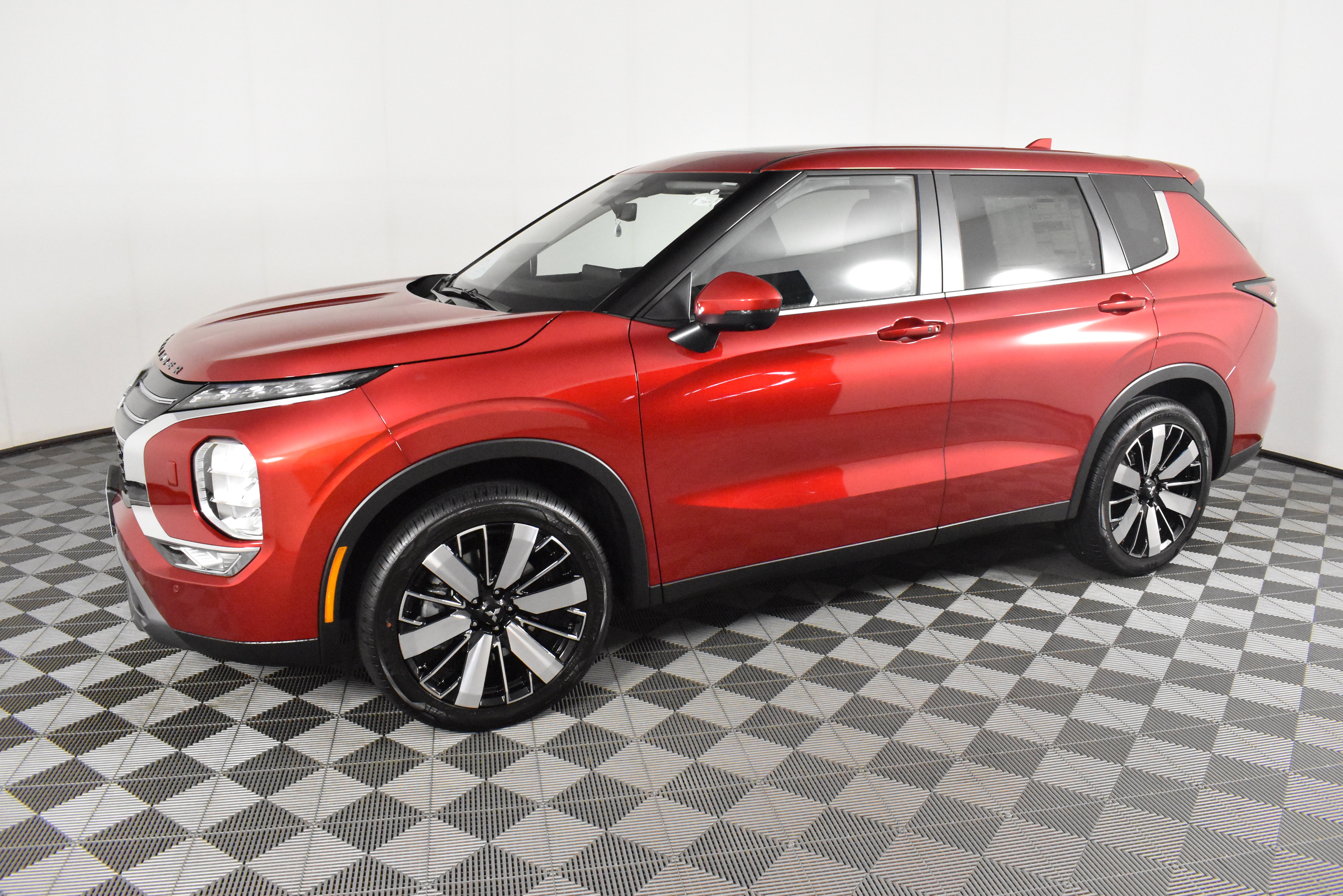 Used 2025 Mitsubishi Outlander SE image 9