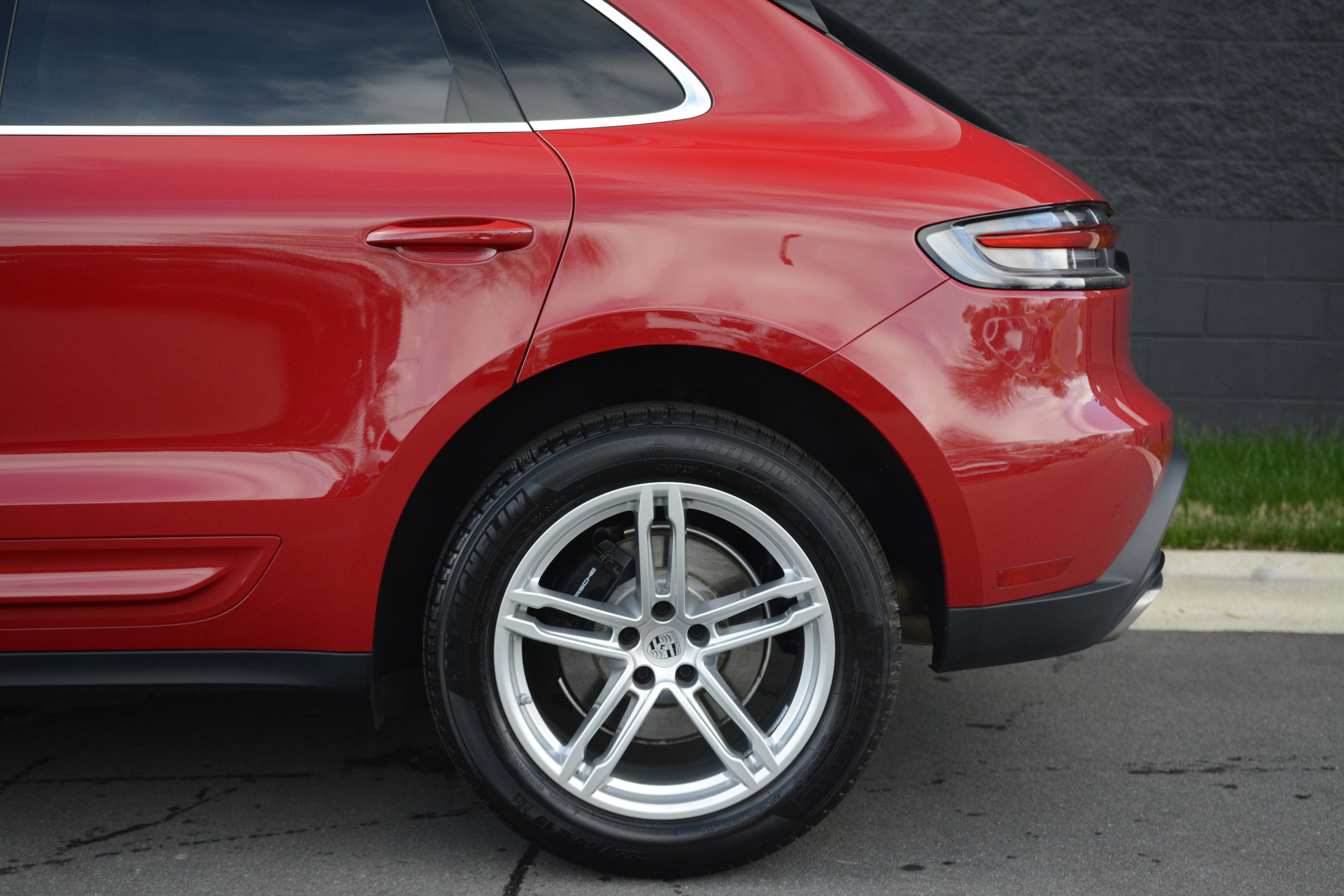 Certified 2025 Porsche Macan image 40