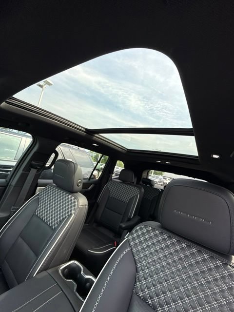 Used 2025 GMC Acadia Denali w/ Super Cruise Package FWD image 29