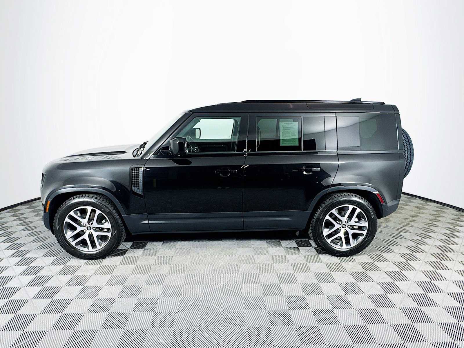 Used 2025 Land Rover Defender 110 S image 8