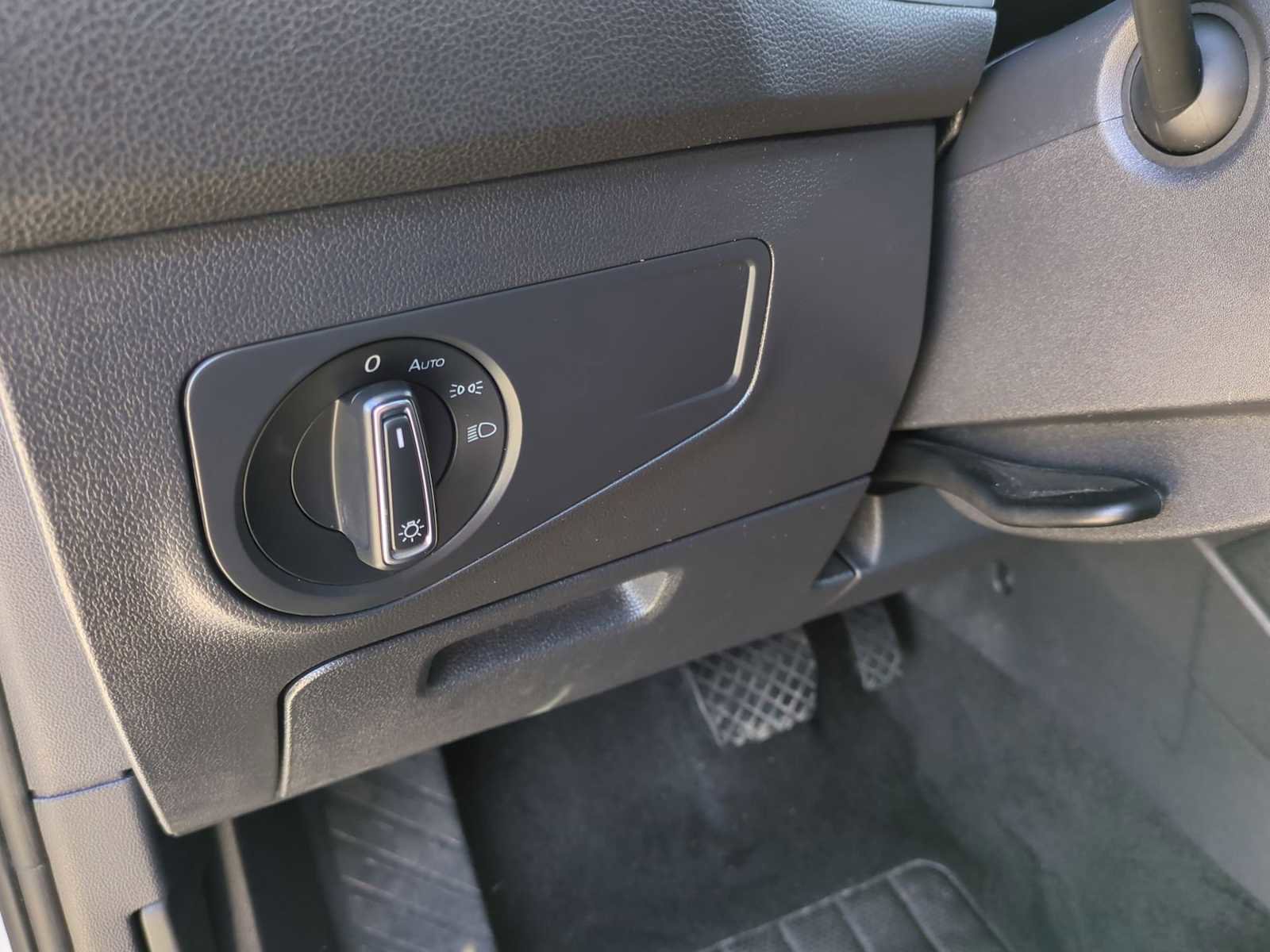 Used 2024 Volkswagen Tiguan SE image 34